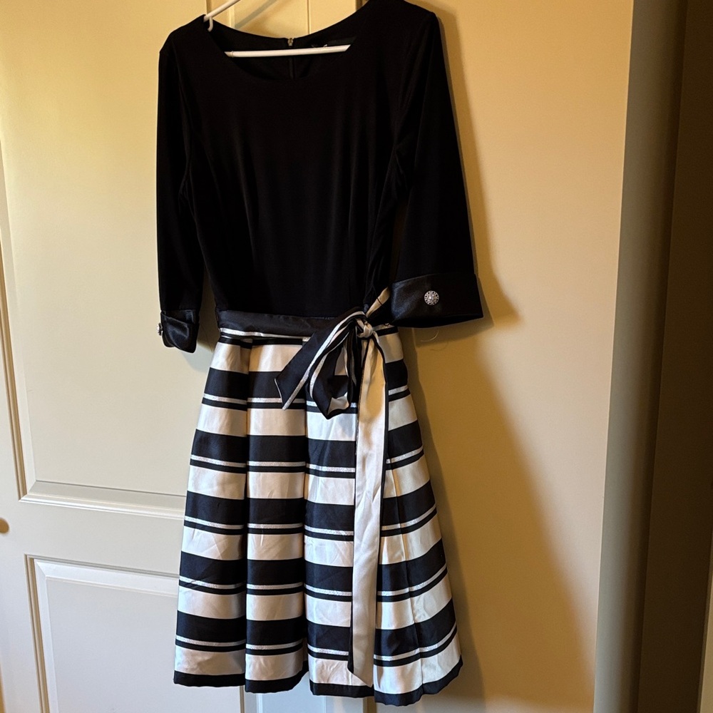 Leslie Fay Black and White Striped Long Sleeve Dress